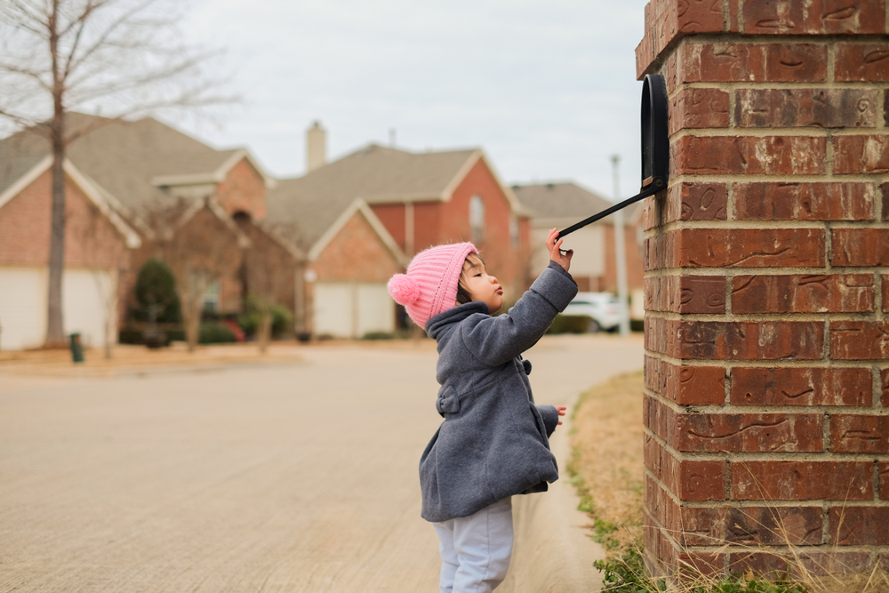 Can You Leave Door Hangers On Mailboxes