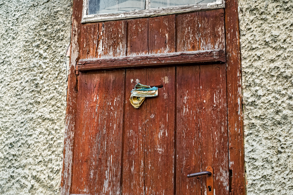 How Do You Put Flyers On A Door